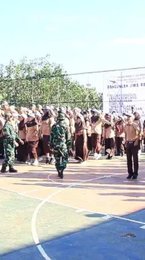 Puluhan Anggota TNI Turun Langsung ke SMA di Sukabumi untuk Didik Kedisiplinan