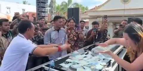 Viral Videonya lagi Joget hingga 'Nyawer' ke DJ Cantik, Ini Pembelaan Anggota DPRD Kabupaten Lampung dari PKB
