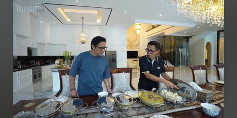 Rumah Seharga Rp150 Miliar, 5 Potret Dapur Eko Patrio Dilengkapi Lampu Kristal - Meja Makan Sepanjang 6 Meter