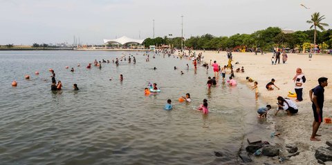 FOTO: Libur Waisak, Ratusan Ribu Pengunjung Padati Pantai Lagoon Ancol