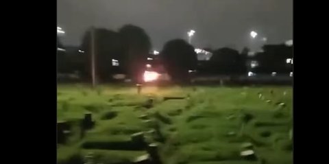 Viral Warga Tawuran Malam-Malam di Tengah Pemakaman, Bersenjata Petasan