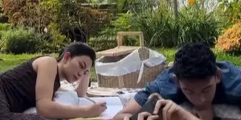 Intip Gaya Casual-Date Ariel Tatum dan Daffa Wardhana di Akhir Pekan, Asik Rebahan di Taman hingga Jajan Cuanki