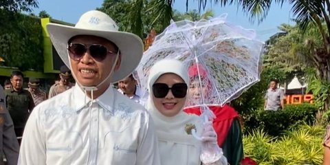 Bak Model Profesional, Wali Kota Depok hingga Anggota Dewan Bergaya Vintage Ikut Fashion Show Era 70-an