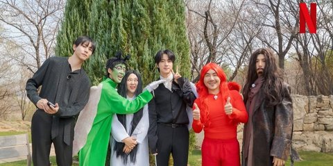 Potret Jin BTS Muncul di Variety Show Netflix SCREWBALLS, Ganteng Maksimal Cosplay Jadi Malaikat Film ALONG WITH THE GODS