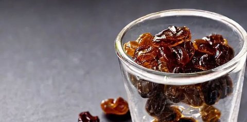 Air Kismis Setiap Pagi: Kebiasaan Sederhana dengan Manfaat Besar untuk Kesehatan Tubuh