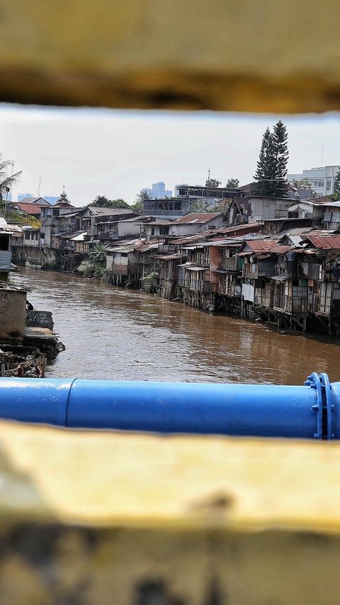 FOTO: Potret Kehidupan Warga Bantaran Sungai Ciliwung di Tengah Rencana Proyek Normalisasi