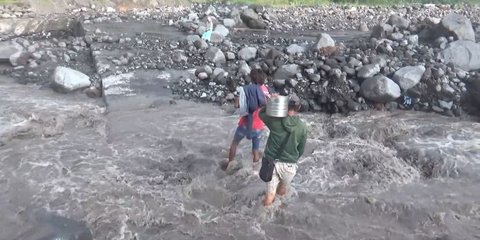 Banjir Lahar Semeru Menerjang, Ratusan Warga Lumajang Terisolir