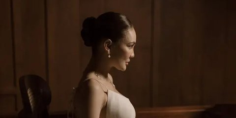 6 Potret Luna Maya dengan Rambut Cepol Modern hingga Sanggul Pengantin, Bikin Tampilan Anggun dan Elegan Maksimal