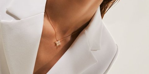 Desain Kalung Emas Simple untuk Gaya Profesional Wanita Karier, Bikin Penampilan Jadi Lebih Elegan
