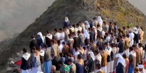 ⁠Penampakan Tempat Sholat Orang Arab Badui di Atas Gunung Bikin Takjub, di Bawahnya Ada 'Surga' Tersembunyi