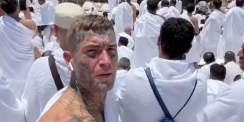 Potret Pria Bule Seluruh Tubuh hingga Wajah Penuh Tato Ibadah Umroh, Berusaha Keras Cium Hajar Aswad