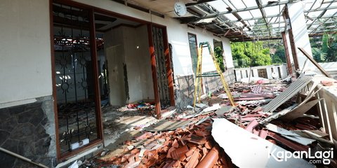 9 Potret Rumah Atalarik Syach Dibongkar Paksa Aparat Tanpa Surat Pemberitahuan, Genteng Dirusak dan Dinding Sudah Jebol