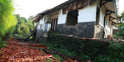 Detik-Detik Pembongkaran Paksa Rumah Atalarik Syach, Suasana Panas dan Tegang Dikepung Puluhan Aparat