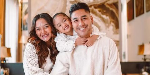 Disebut Baby X, Siti Badriah dan Krisjiana Sepakat Rahasiakan Nama Anak Kedua - Tradisi Keluarga Jadi Alasan