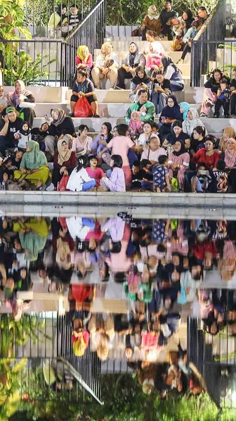 FOTO: Melihat Aktivitas Warga di Taman Lapangan Banteng yang Buka 24 Jam