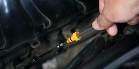 Cara Simple Memeriksa Kadar Oli Mobil Menggunakan Dipstick