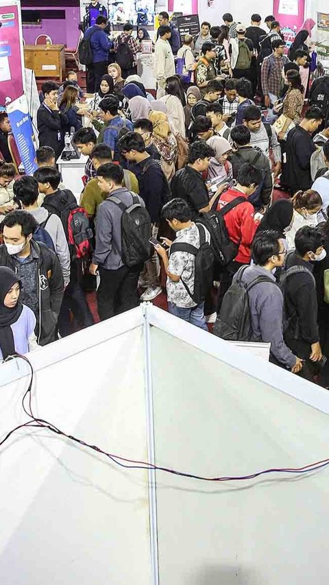 FOTO: Ribuan Pencari Kerja Padati Bursa Kerja di GOR Ciracas