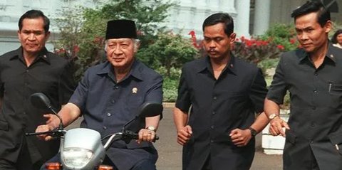 Orang-Orang yang Berani Minta Soeharto Mundur
