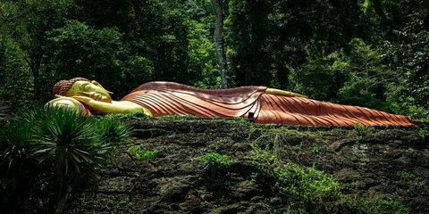 Baru Menggali Sedalam 1 Meter, Pekerja Ini Temukan Harta Karun Emas Berusia 1.300 Tahun di Bawah Patung Buddha