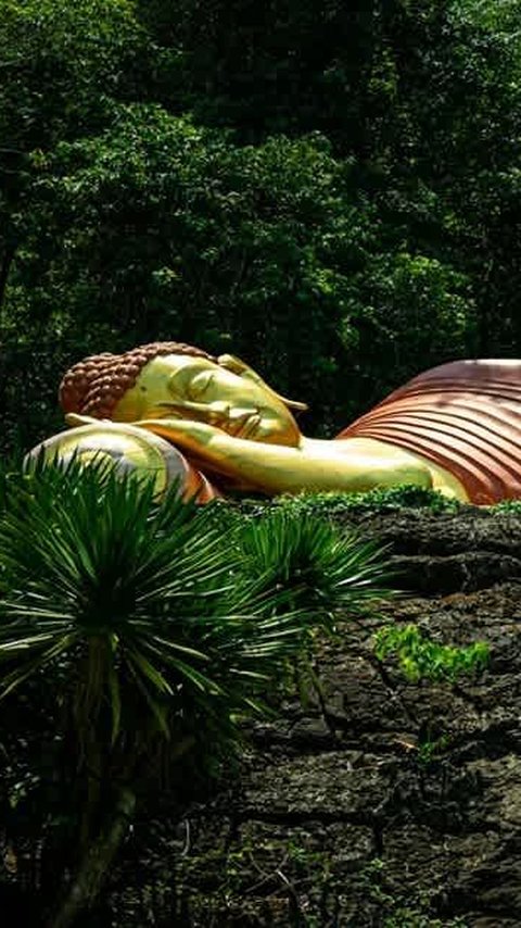 Baru Menggali Sedalam 1 Meter, Pekerja Ini Temukan Harta Karun Emas Berusia 1.300 Tahun di Bawah Patung Buddha