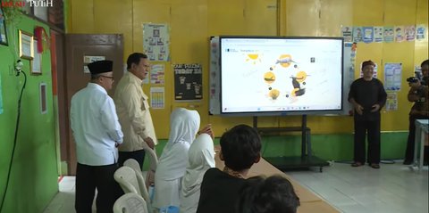 Potret Prabowo Kunjungi SDN Cimahpar 5 Bogor, Sapa Lewat Maung hingga Ikut Masuk ke Kelas Siswa saat Hardiknas 2025