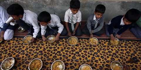 100 Siswa Ini Sakit Setelah Menu Makan Siang Gratis di Sekolah Berisi Bangkai Ular, Picu Demo Warga Besar-Besaran