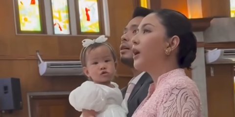 Potret Cantik Jessica Mila Tampil Anggun Dampingi Baby Kyarra Dibaptis dalam Nuansa Batak yang Khidmat