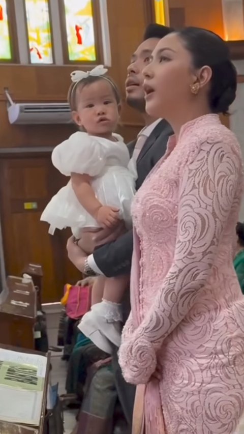 Potret Cantik Jessica Mila Tampil Anggun Dampingi Baby Kyarra Dibaptis dalam Nuansa Batak yang Khidmat