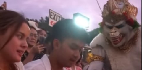 ⁠Syok Pacarnya Tiba-Tiba Ditarik Hanoman, Cewek ini Endingnya Nangis Dapat Perlakuan Tak Biasa
