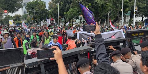 Demo Ojol Memanas, Massa Emosi Dibatasi Pagar Pembatas Menuju Patung Kuda dan Kantor Kemenhub