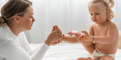Kulit Bayi Rentan Iritasi, Ini Tips Dokter Memilih Minyak Telon yang Tepat dan Aman