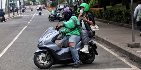 FOTO: Potret Driver Ojol Tetap Beroperasi di Tengah Demo Besar dan Mogok Massal