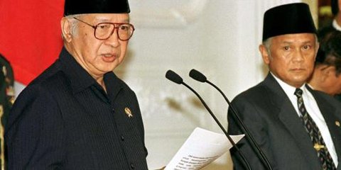 Ketika Soeharto dan Habibie Tak Saling Sapa di Istana Negara