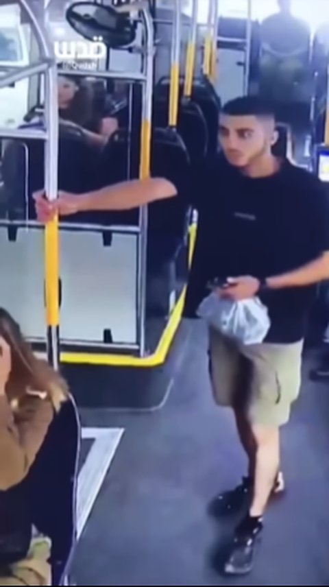 Apesnya Tentara Cantik Israel Diludahi Pemuda Ganteng di Dalam Bus, ini Videonya Benar-Benar Tepat di Wajah