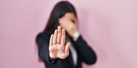 Kisah Tragis Pekerja dengan Ijazah Ditahan Kantor: ‘Saya Tak Peduli Kamu Jatuh dari Langit’