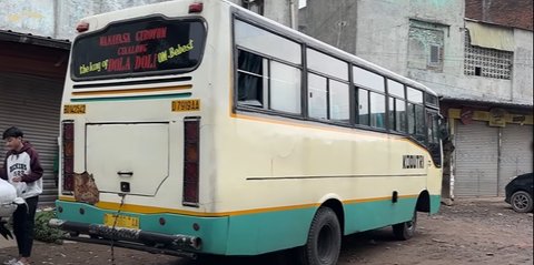 Meski Zaman Sudah Modern, Bus Jadul Ini Masih Beroperasi Satu Kali Dalam Sehari
