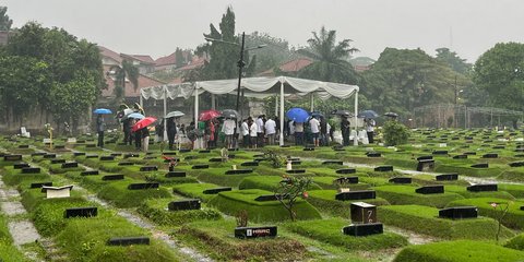 Suasana Pemakaman Suami Najwa Shihab di TPU Jeruk Purut, Diiringi Hujan Deras