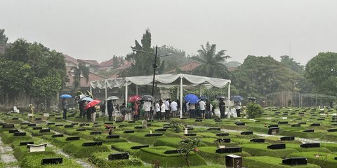 Hujan Deras Iringi Pemakaman Suami Najwa Shihab di TPU Jeruk Purut