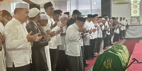 Potret Khusyuk Quraish Shihab Imami Salat Jenazah Suami Najwa Shihab Ibrahim Assegaf