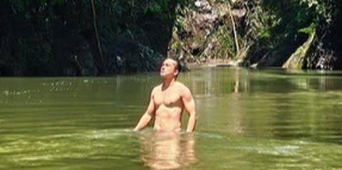 Momen Langka, Potret Nicholas Saputra Telanjang Dada saat Main Air di Tangkahan Langsung Bikin Geger