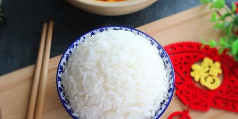 Mengantuk Setelah Makan Nasi Putih? Ini Penyebab dan Solusinya!