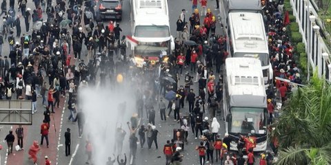 Demo di Depan Balai Kota Bentrok, 93 Orang Diamankan Polisi