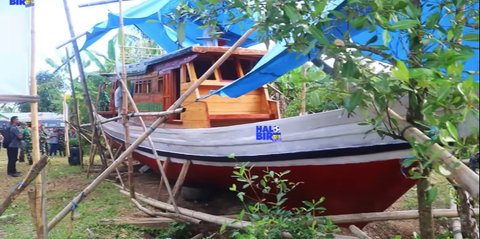 ⁠Letjen Kunto Arief Melongo Lihat Anak Kampung Buat Kapal Cepat di Pelosok Desa, Habiskan Dana Fantastis