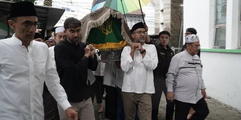 VIDEO: Pemakaman Suami Najwa Diguyur Hujan, Quraish Shihab Sebut Tanda Orang-Orang Dicintai Tuhan
