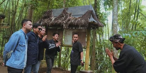Potret Raffi Ahmad Kunjungi Tomboan Ngawonggo, Nikmati Suasana Unik Khas Pedesaan Bersama The Dudas Minus One