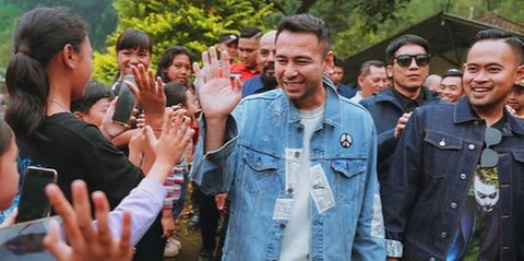 Potret Raffi Ahmad Bareng The Dudas Minus One Kunjungi Sentra Produksi Susu Sapi di Jawa Timur