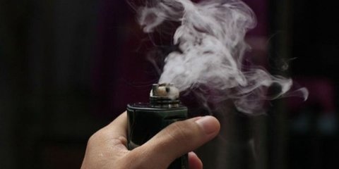 Detik-Detik Seorang Perempuan Kejang-Kejang Setelah Mengisap 'Vape Zombi'