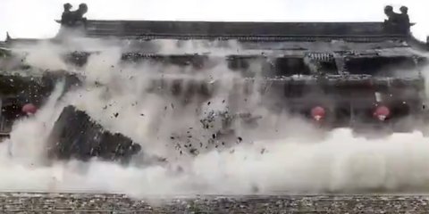 Video Detik-Detik Turis Berlarian Panik Saat Atap Menara Kuil Berusia 650 Tahun Runtuh di China