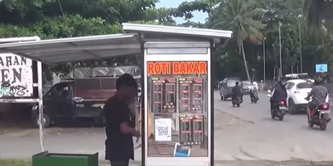 Salut, Demi Biaya Kuliah Mahasiswa Asal Papua ini Jualan Roti Bakar di Pinggir Jalan 'Tuhan Ciptakan Ada Tangan dan Pikiran'