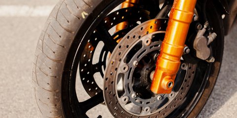 Teknik Mengerem Motor yang Aman untuk Menghindari Kecelakaan di Jalan Licin